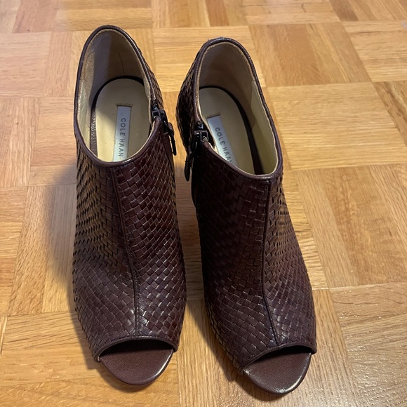 NWOT Cole Haan open-toe leather weave ankle booties, size 5.5 - Picture 8 of 9